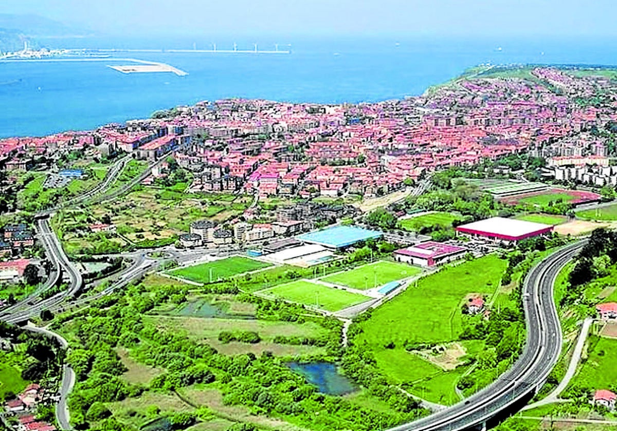 Vista aérea del municipio de Getxo con el polideportivo de Fadura y el humedal de Bolue.