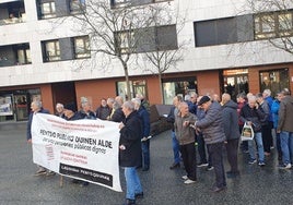 Los pensionostas han presentado esta mañana su reclamación en la oficina foral de Llodio,.