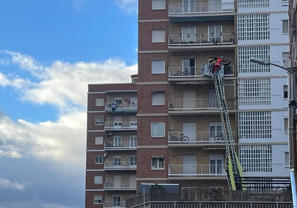 Rescatan a una mujer en camilla por su ventana en Logroño tras ser reanimada por su hijo de 11 años