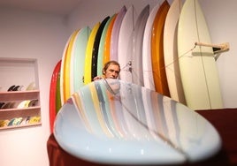 El surfista Kepa Acero abre tienda en Bilbao: mucha moda surfera y sus consejos para elegir la mejor tabla.