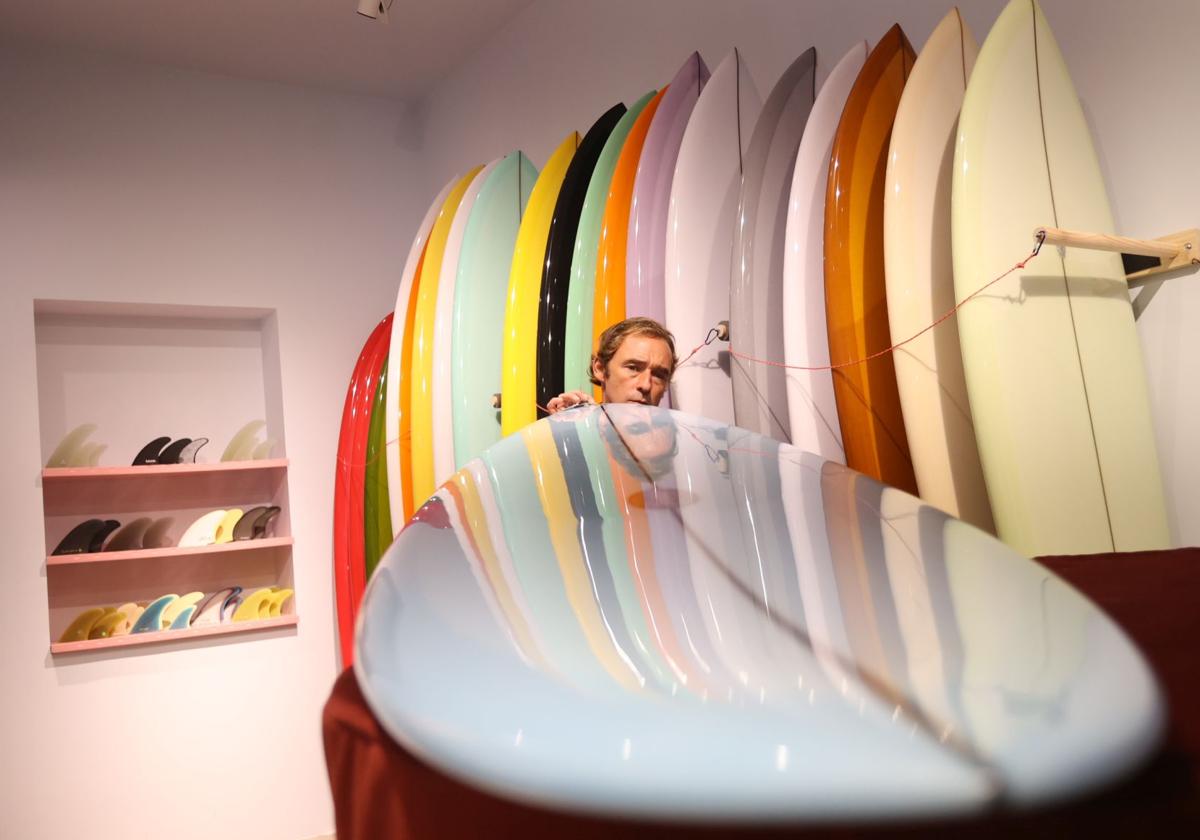 El surfista Kepa Acero abre tienda en Bilbao: mucha moda surfera y sus consejos para elegir la mejor tabla.