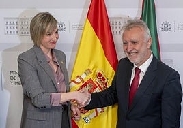 La consejera Maria Ubarretxena y el ministro Ángel Víctor Torres, este lunes en Madrid.