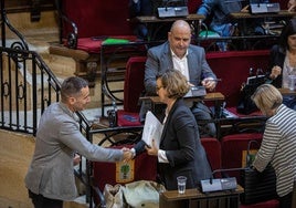 Elixabete Etxanobe e Iker Casanova se saludan tras un pleno en Gernika el pasado octubre.