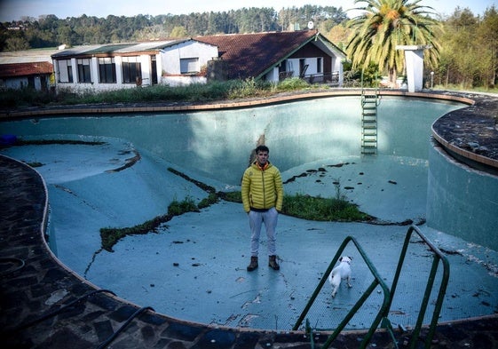 David Mardaras en la piscina, destruida por las filtraciones.