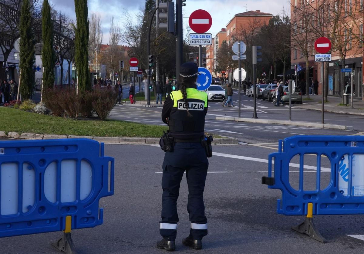 Una agente de la Policía Local, durante los cortes de tráfico del domingo por la tarde