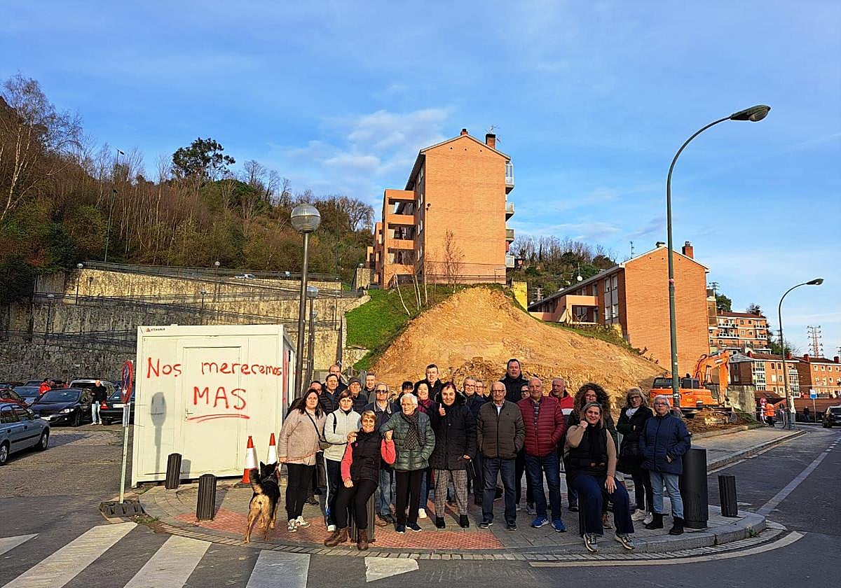 Vecinos concentrados junto a la obra