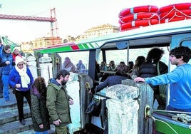 El equipo completo de boteros puso todo de su parte para dar servicio a los miles de usuarios habituales del Puente Colgante.