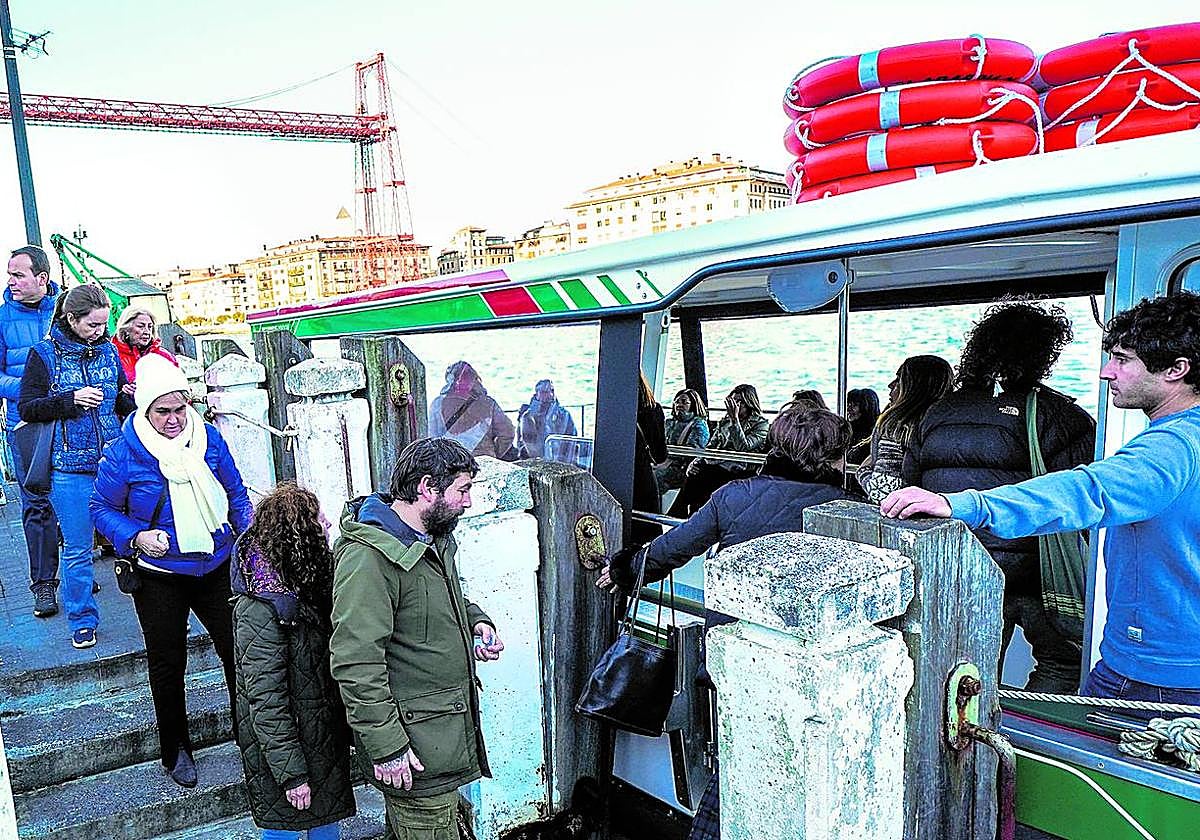 El equipo completo de boteros puso todo de su parte para dar servicio a los miles de usuarios habituales del Puente Colgante.
