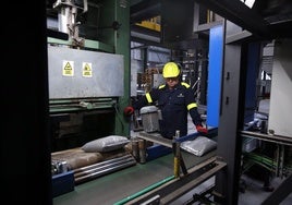 Un trabajador en una empresa industrial vasca.