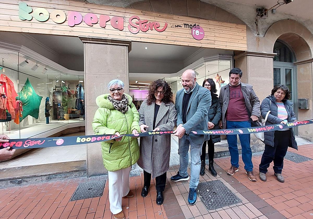 Imagen principal - Corte de cinta con las autoridades, visita guiada por le tienda y uno de los espacios con productos para los más pequeños.