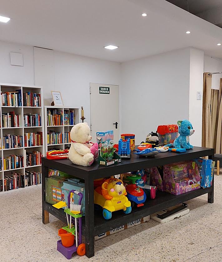 Imagen secundaria 2 - Corte de cinta con las autoridades, visita guiada por le tienda y uno de los espacios con productos para los más pequeños.