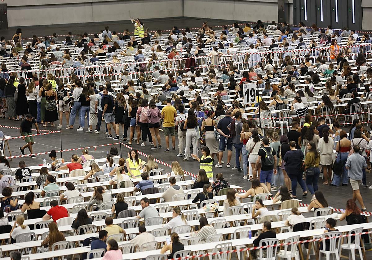 El Gobierno vasco aprueba una OPE de casi 4.000 plazas, la mitad para Osakidetza