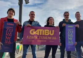 Miembros de la banda Gatibu y organizadores del festival este mediodía en Gernika.