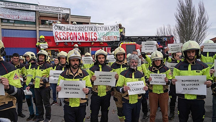 Los bomberos de Vitoria se encierran hasta el viernes y abren otro frente sindical con el Ayuntamiento