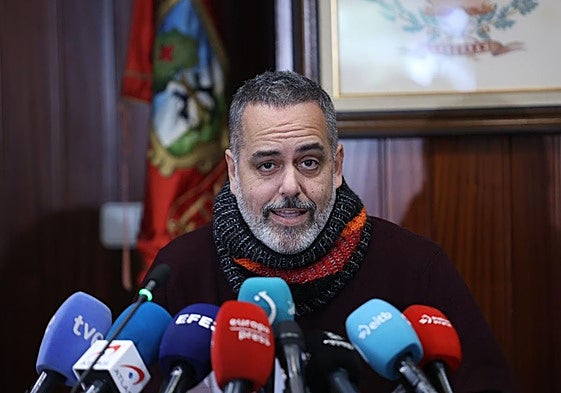 Iker López, alcalde de Etxebarri, durante la comparecencia.