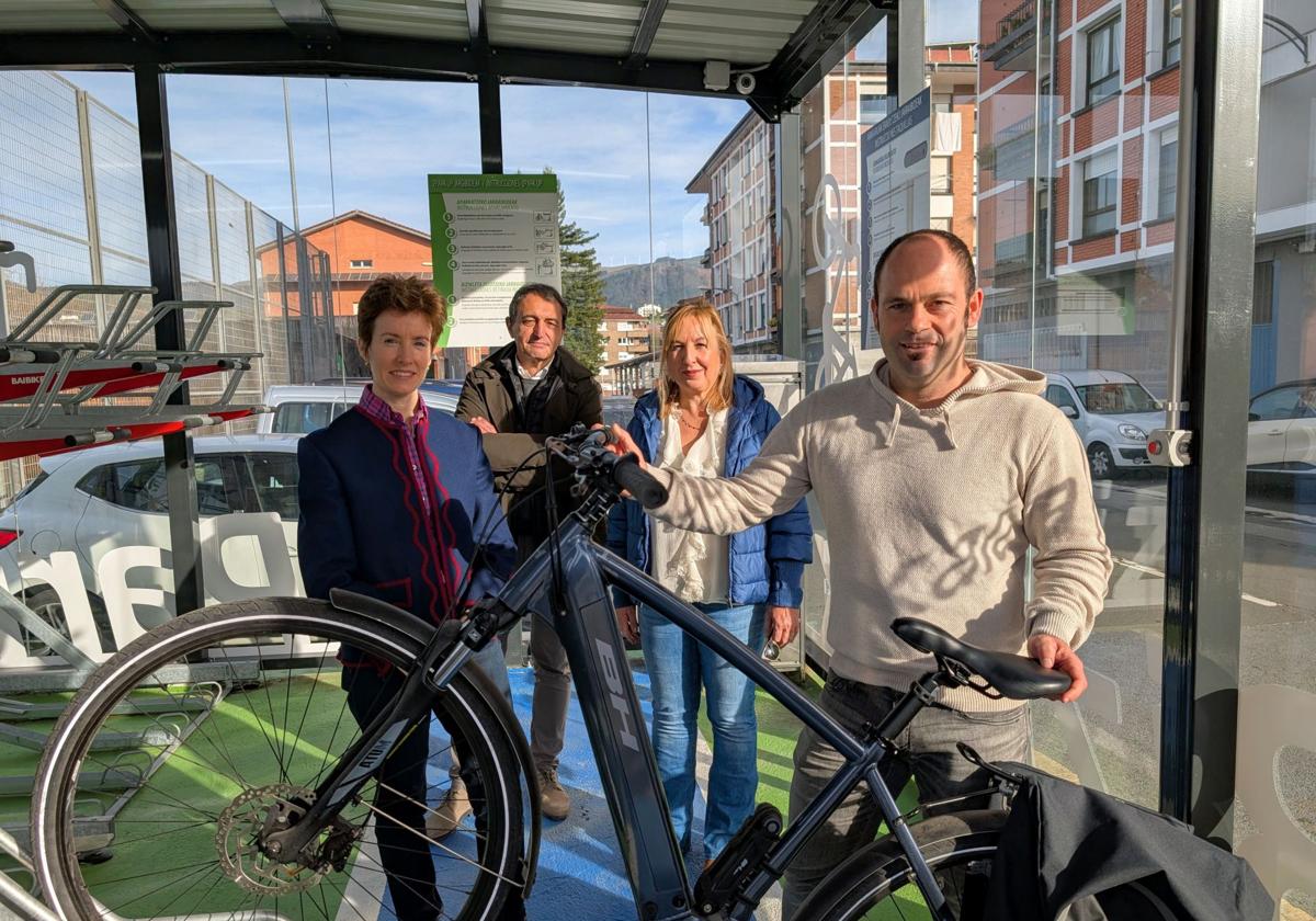 La diputada de Transportes, Movilidad y Turismo, Sonia Pérez; el director general de Movilidad Sostenible, Ángel Anero; la teniente de alcalde, Edurne Maguregi; y el regidor, Mikel Urrutia.