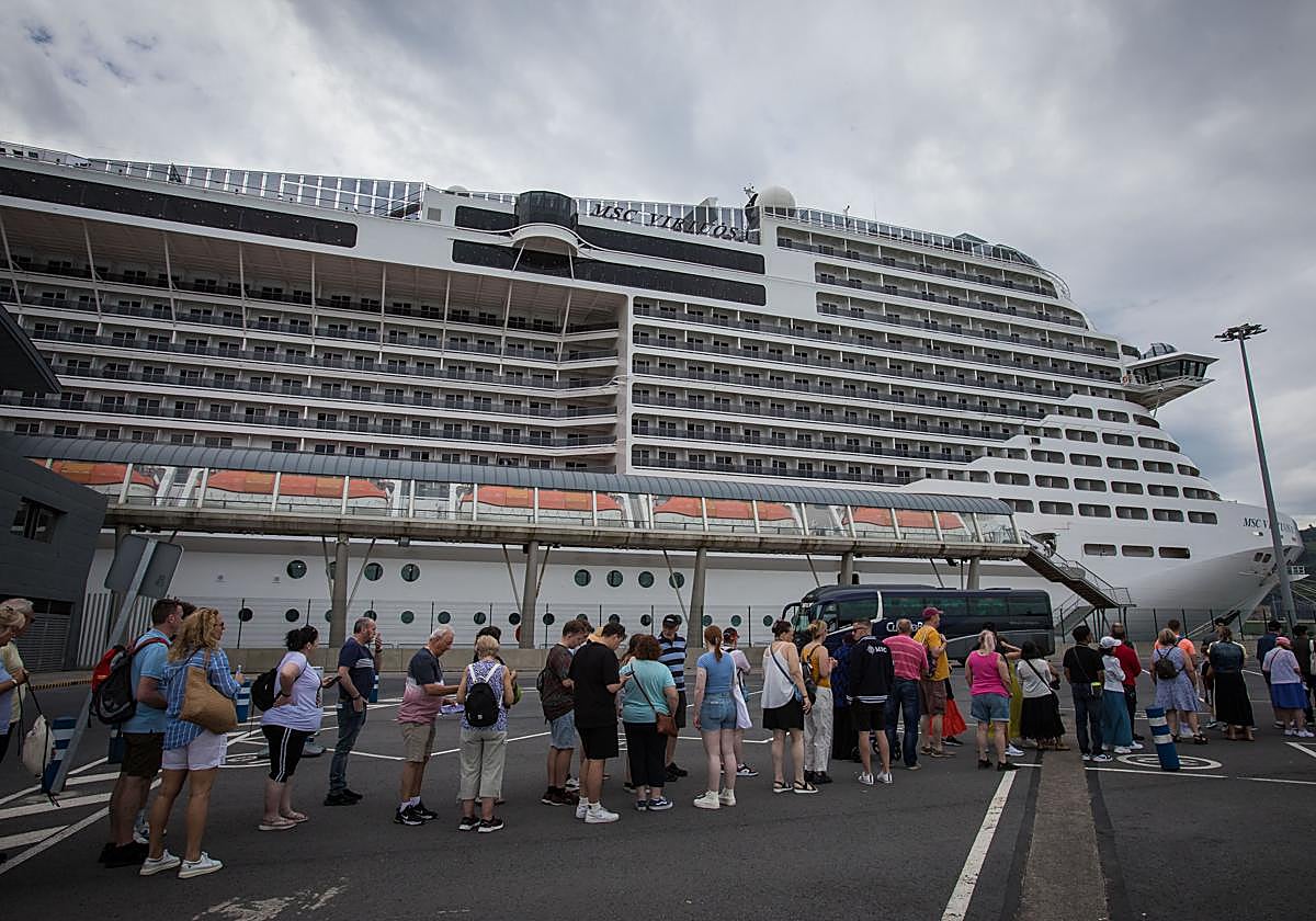 Decenas de personas esperan para tomar un autobús que les acerque al centro de Getxo.