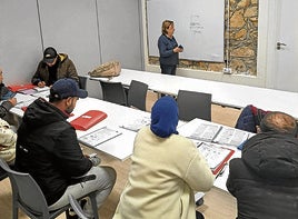 Una de las voluntarias de San Nikolas Zabalik imparte clases de castellano a inmigrantes.