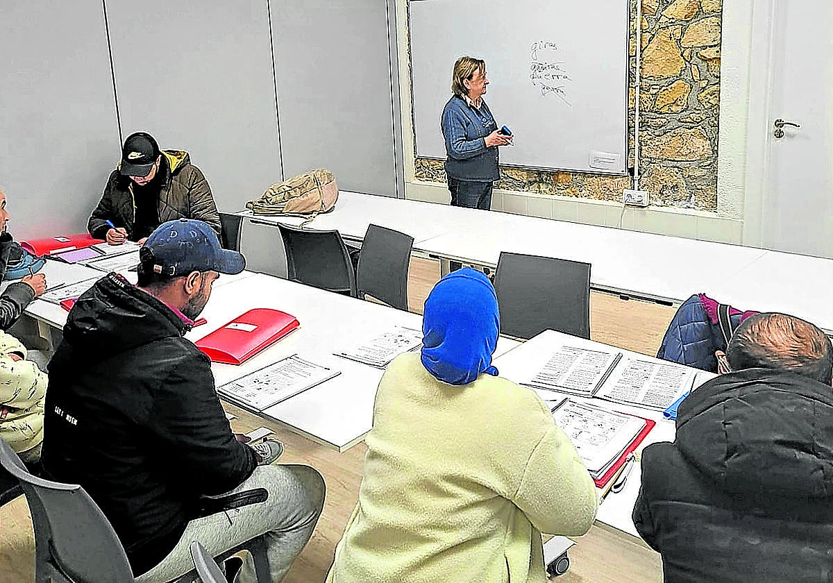 Una de las voluntarias de San Nikolas Zabalik imparte clases de castellano a inmigrantes.
