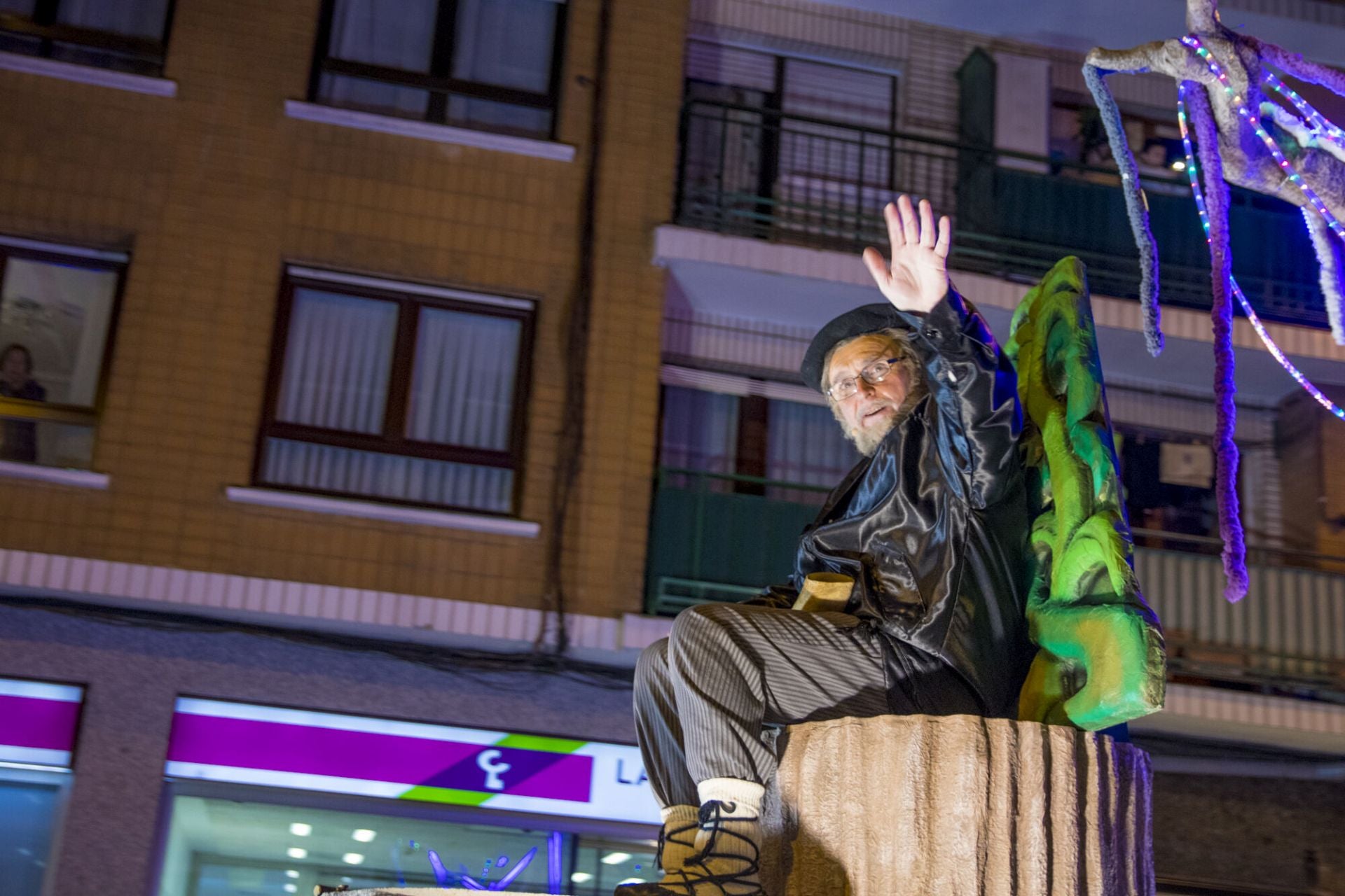 Olentzero saludando a los niños