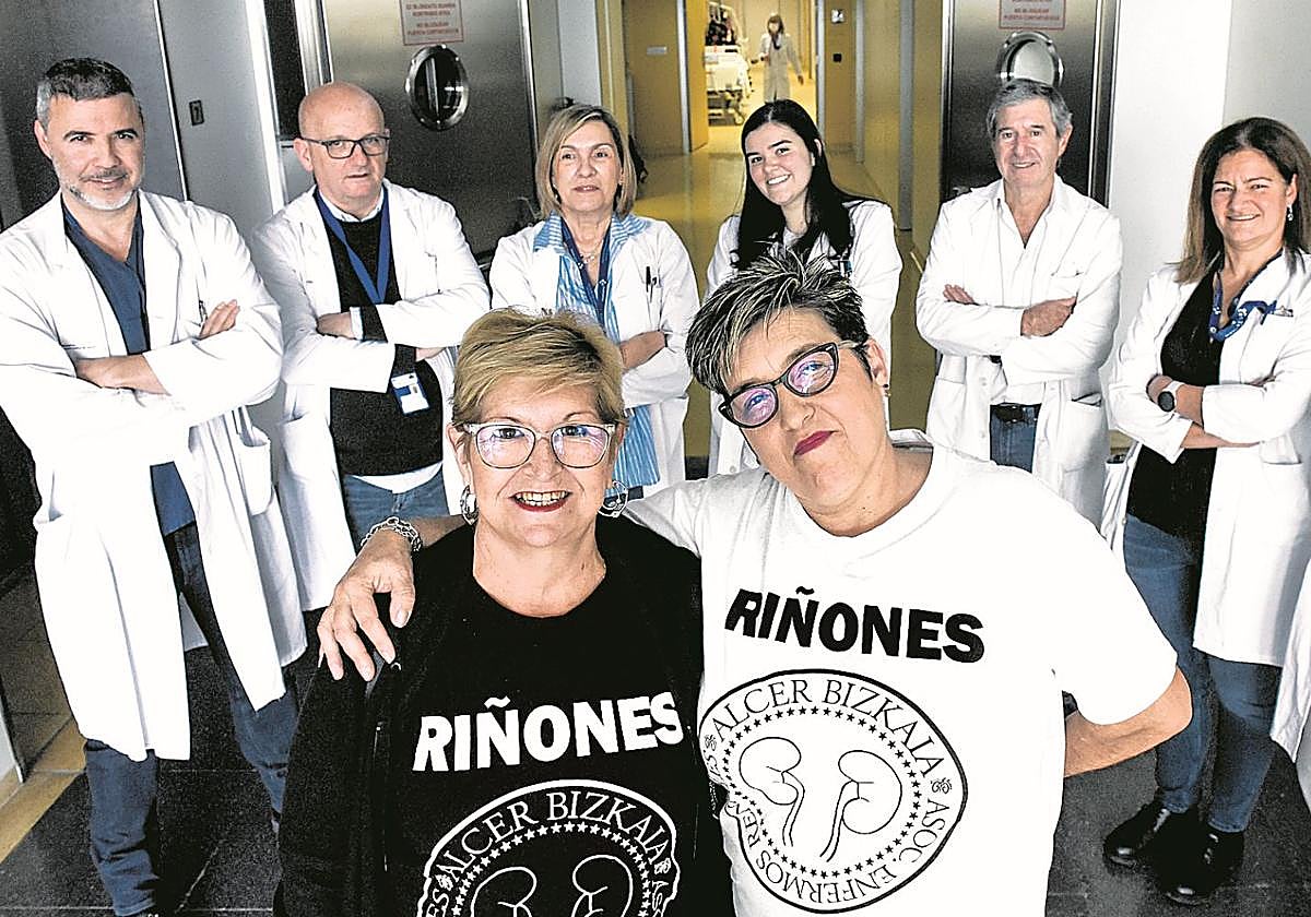 Karmele y Belén, dos trasplantadas, junto al equipo de Nefrología de Cruces.
