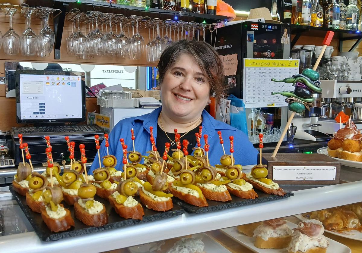 Eva Espinosa muestra las sabrosas gildas que le han otorgado el premio del concurso al mejor de estos pintxos en Trapagaran.