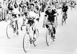 Rick Van Looy se impone al sprint en una competición.