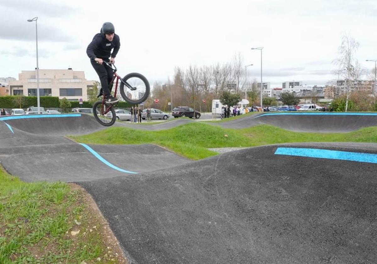 El nuevo parque de Zabalgana ya está abierto para sus nuevos usos.