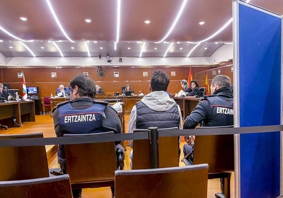 El acusado, escoltado por un par de ertzainas, ayer miércoles en la Audiencia Provincial de Álava.