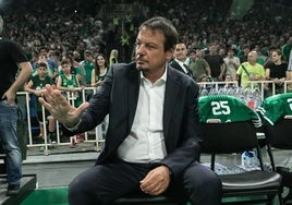 Ataman, sentado en el banquillo con gesto tranquilo durante un partido del Panathinaikos como local en la Euroliga.