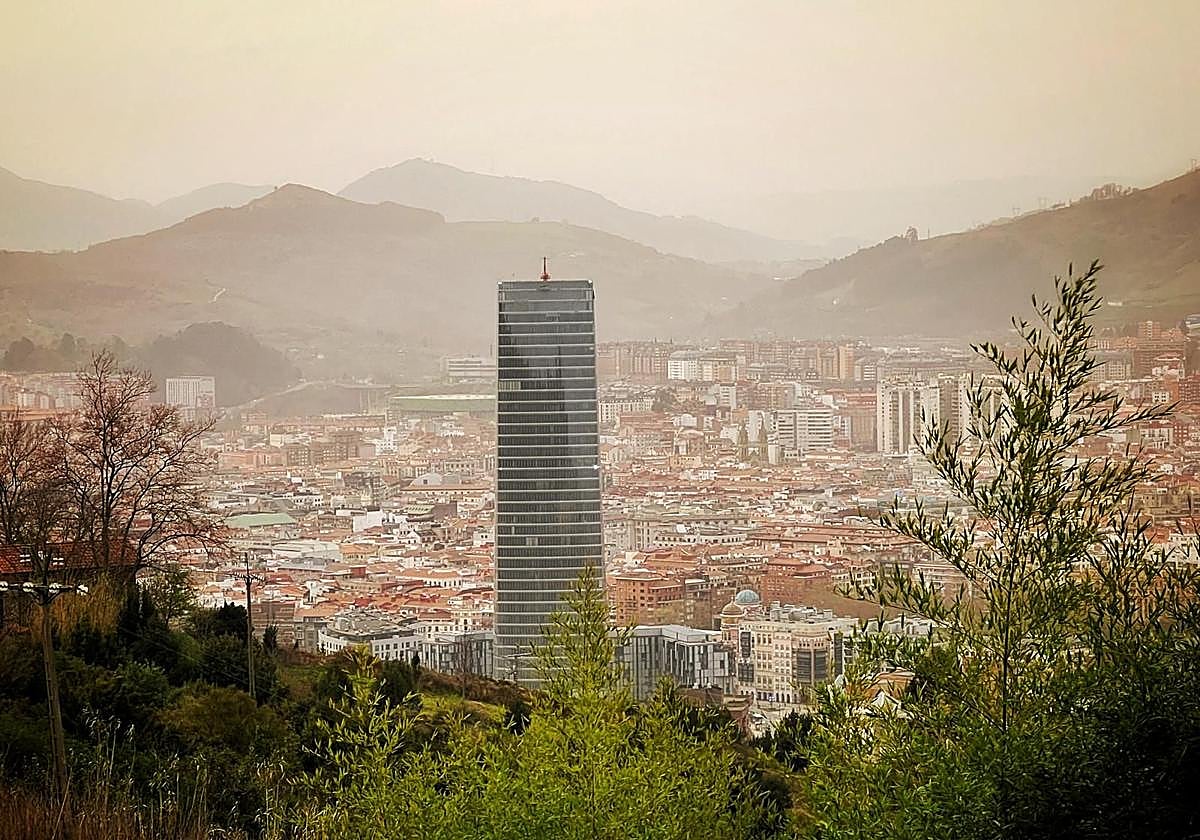 La calima tiñó de rojo Bizkaia en 2022.