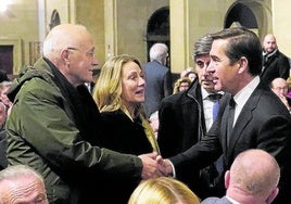 Oliu, presidente de Sabadell, y Torres, de BBVA, se saludan en el funeral de Javier Echenique.