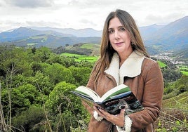 La escritora Dolores Redondo con un ejemplar de su último libro en Elizondo.