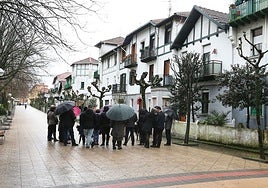 Foto de archivo de un grupo de personas descubriendo en una de las rutas la arquitectura de la urbe