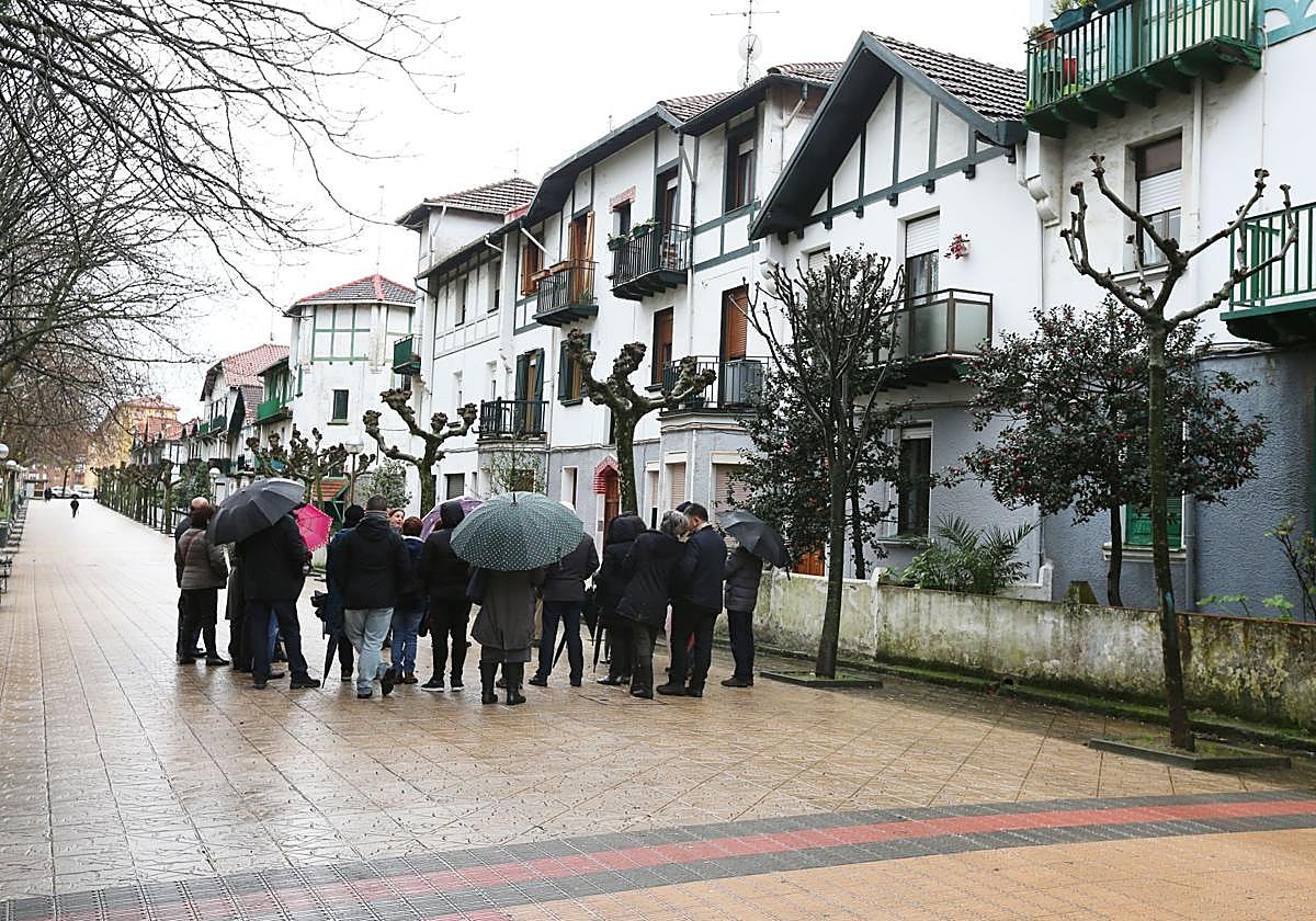 Foto de archivo de un grupo de personas descubriendo en una de las rutas la arquitectura de la urbe