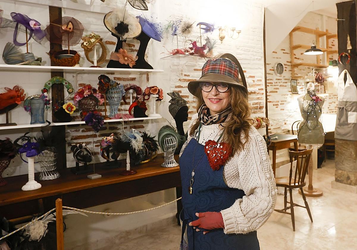 La sombrerera Almudena Aguirre abre una tienda en Bilbao con sombreros, bolsos, broches... que no verás en ningún otro sitio.