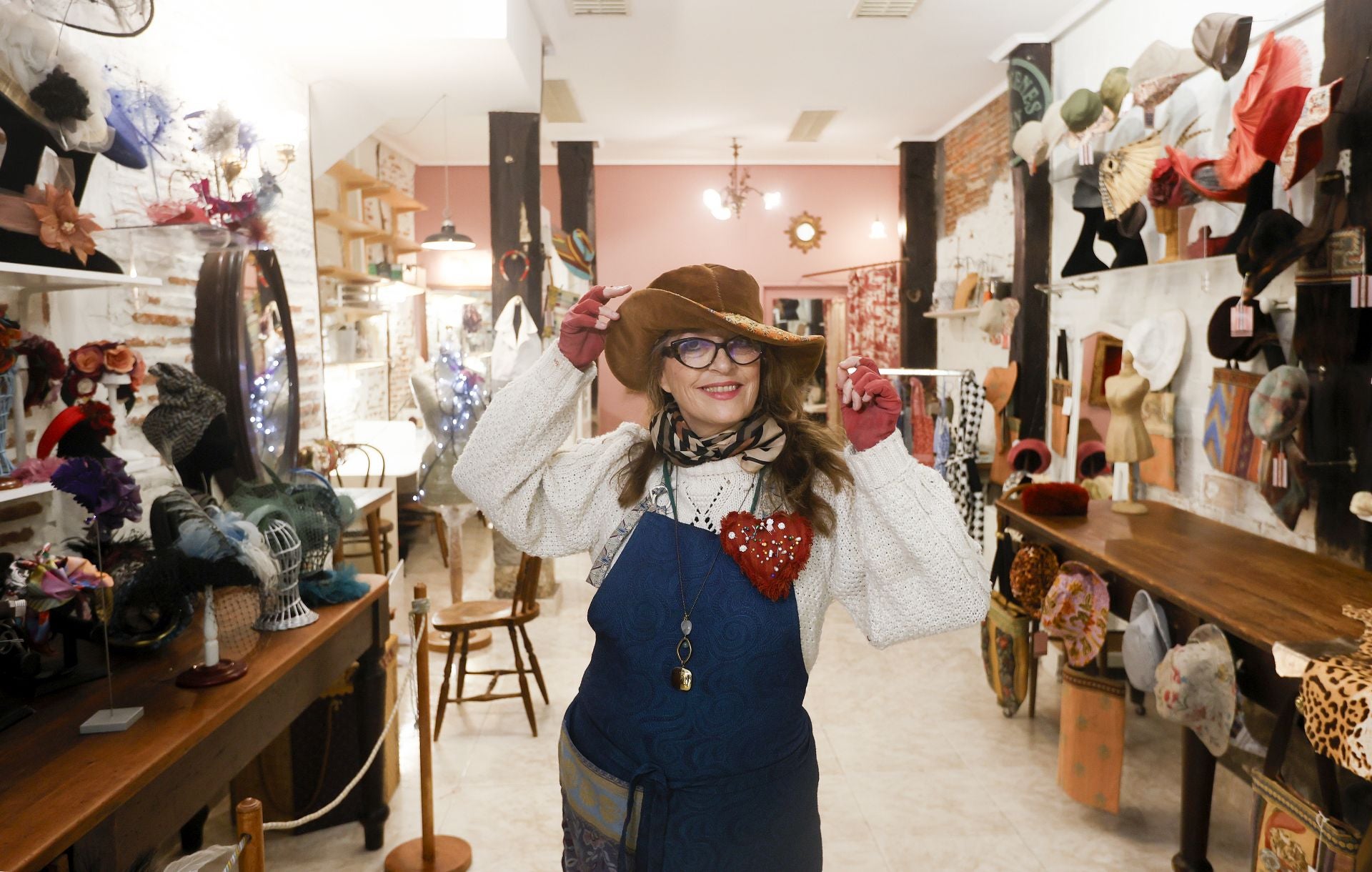 La sombrerera Almudena Aguirre abre una tienda en Bilbao con sombreros, bolsos, broches... que no verás en ningún otro sitio