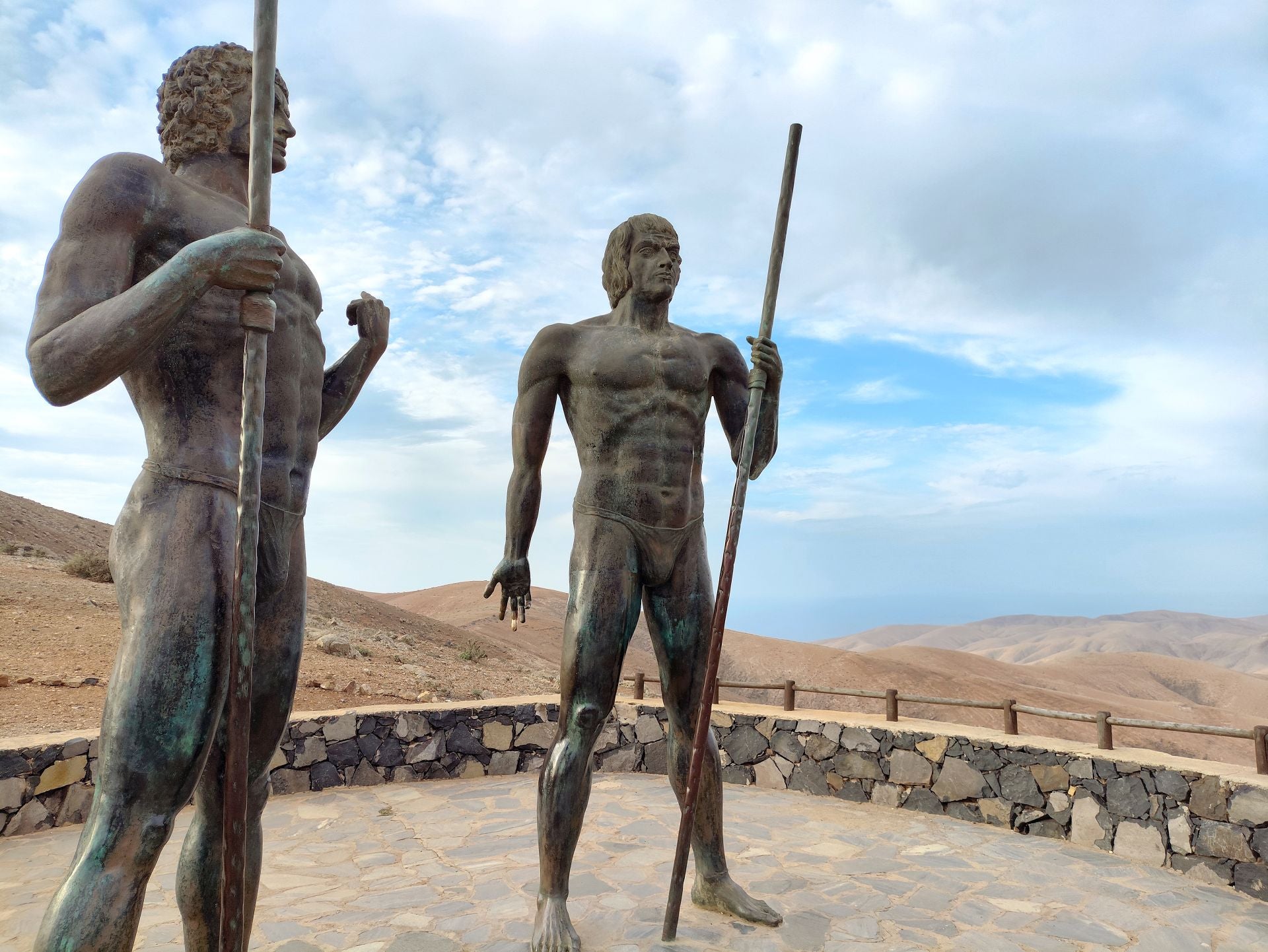 Esculturas en bronce de Guise y Ayose.