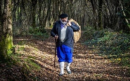 El Olentzero de Amurrio camino por el monte con el saco cargado de regalos.