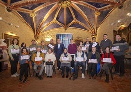 Los ganadores del concurso posan con el premio.