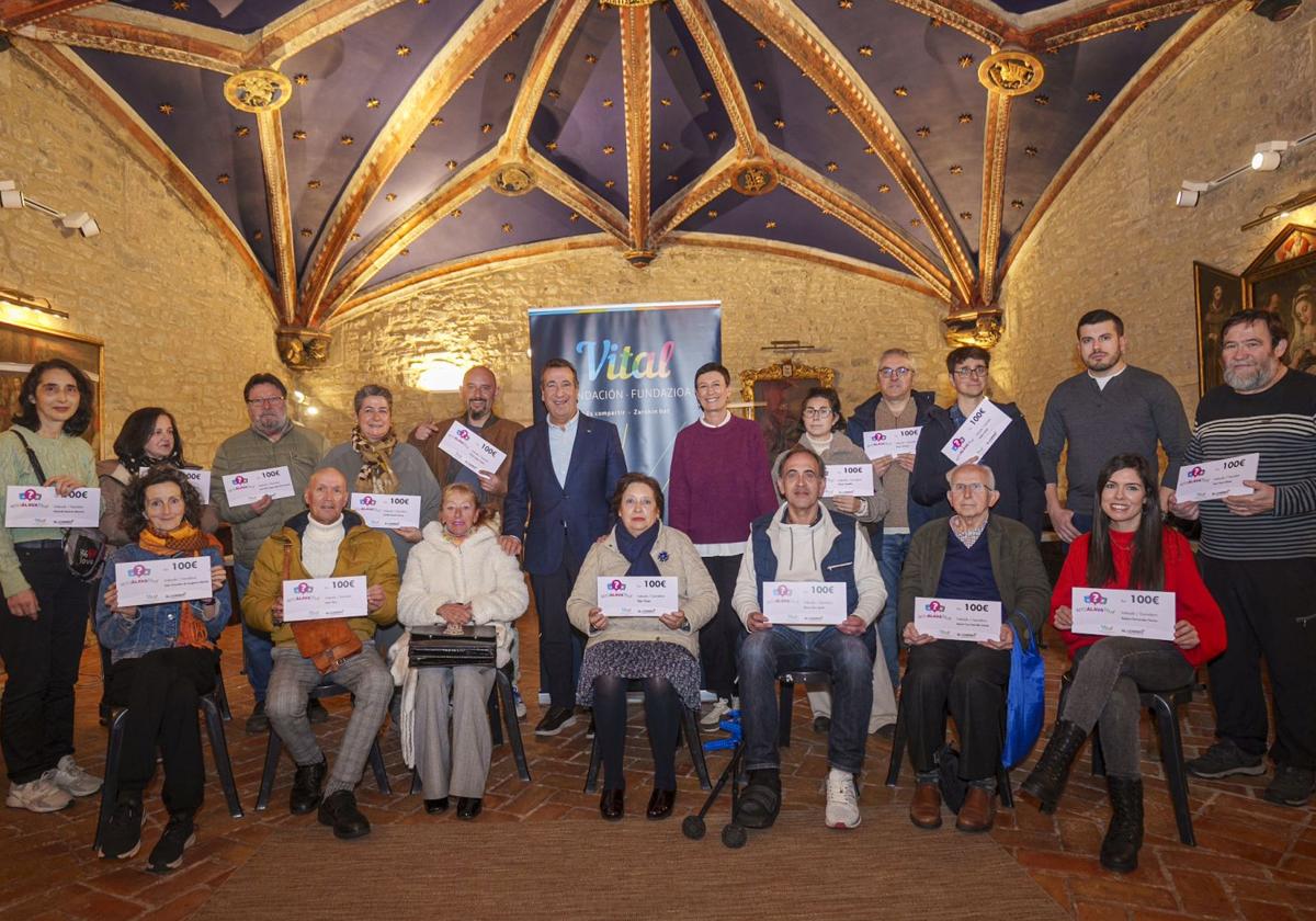 Los ganadores del concurso posan con el premio.