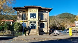 Imagen de la fachada exterior del edificio municipal de Villa María, en Bakio.