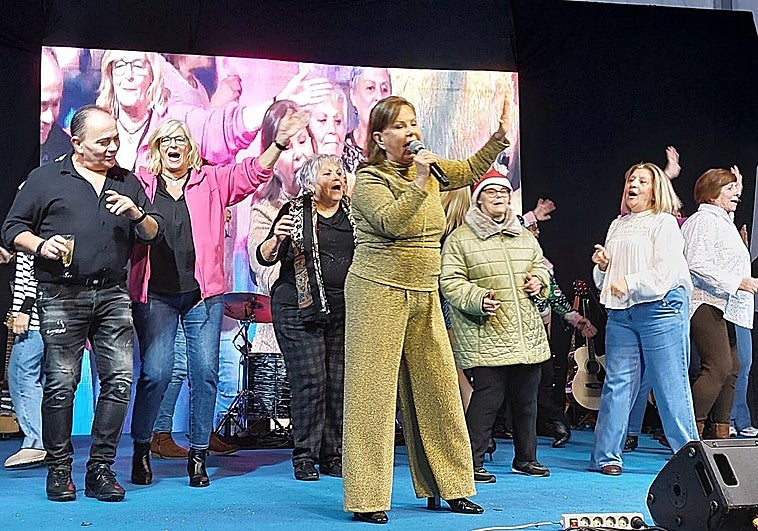 Imagen de la actuación de la artista junto a usuarios de la Fundación Miranda.