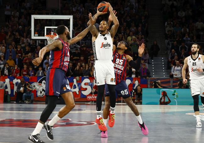 Moneke comete la falta sobre Clyburn que dio el triunfo a la Virtus.