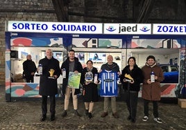 Joseba Cedrun (Sukia); Iker Txertudi (concejal de Deportes); Susana Lorenzo (JAED);, Bigen Bizkarra (presidente de la Cultural); Paule Sánchez (edil de Euskera y Cultura) y Alex Palacios (Dendak Bai).