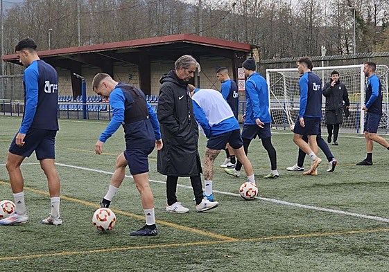 Natxo González, pensativo durante el entrenamiento de este viernes.
