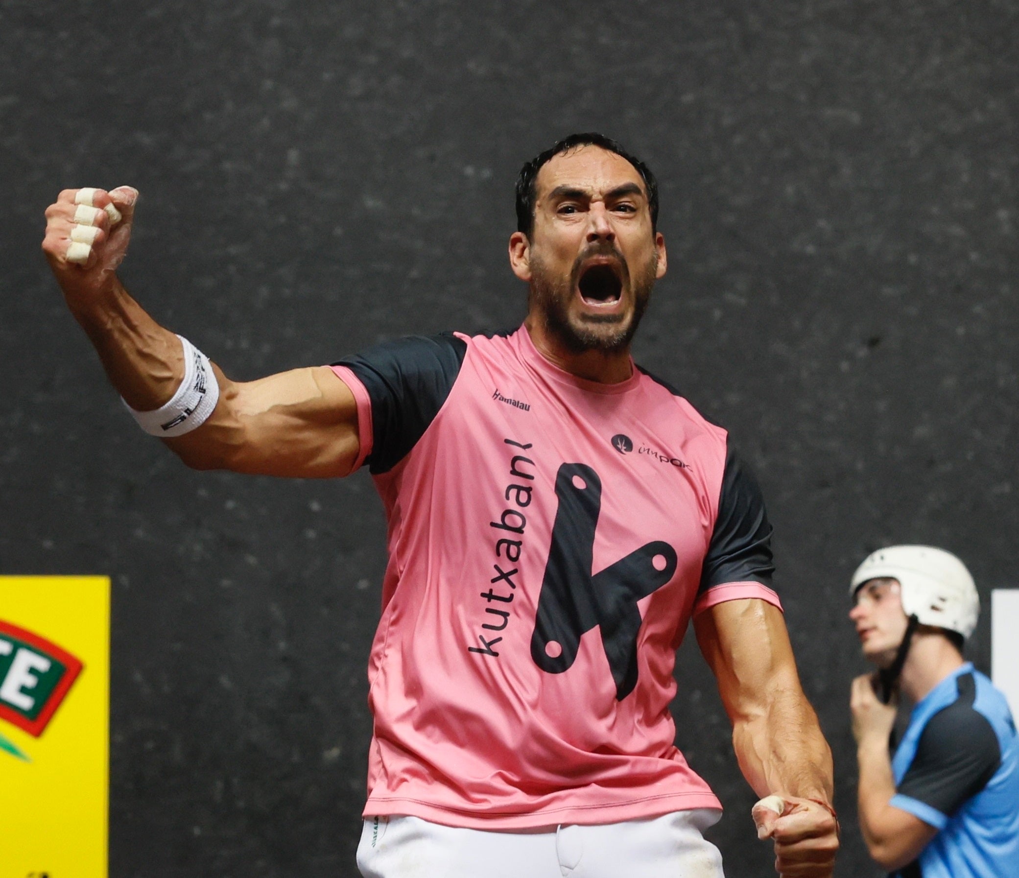 Fusto celebra la victoria en el frontón Bizkaia.