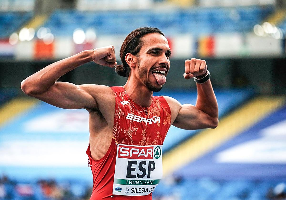 Mohamed Katir, tras un triunfo con la selección española.