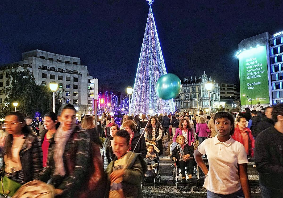 El árbol de Navidad instalado en la Plaza Moyúa.