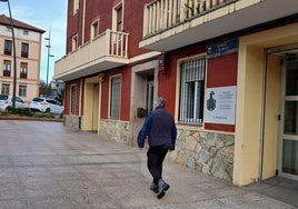 Un vecino pasa por delante de la comisaría de la Policía Local de Trapagaran.